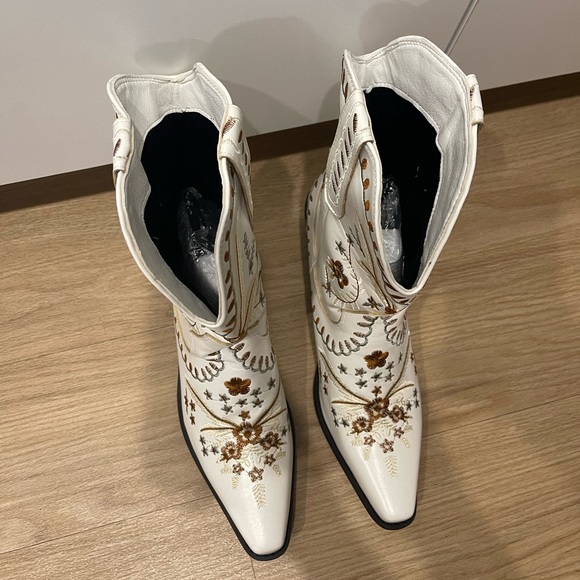 White Embroidered Cowgirl Boots - Picture 5 of 5